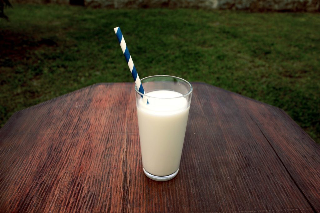 La lactosa es el azúcar que se encuentra en los lácteos.