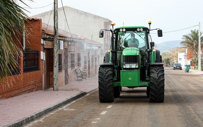 Agricultores y ganaderos desinfectando las calles de sus pueblos, para hacer frente al COVID-19