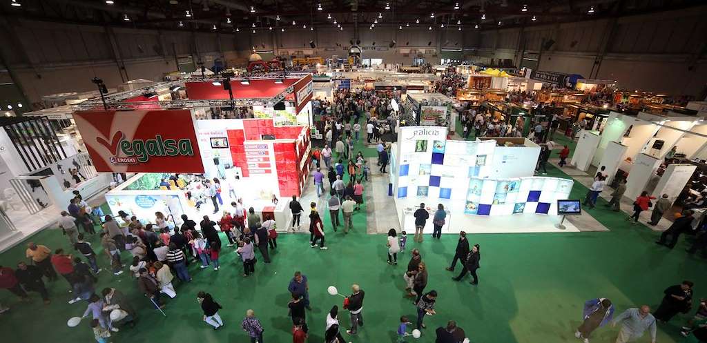 Feria de silleda con parte de los stands y gente caminando entre ellos.