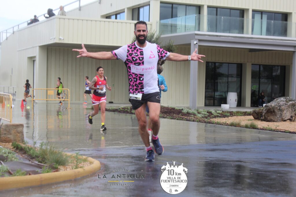 happy runner in the 10k race villa de fuentesauco