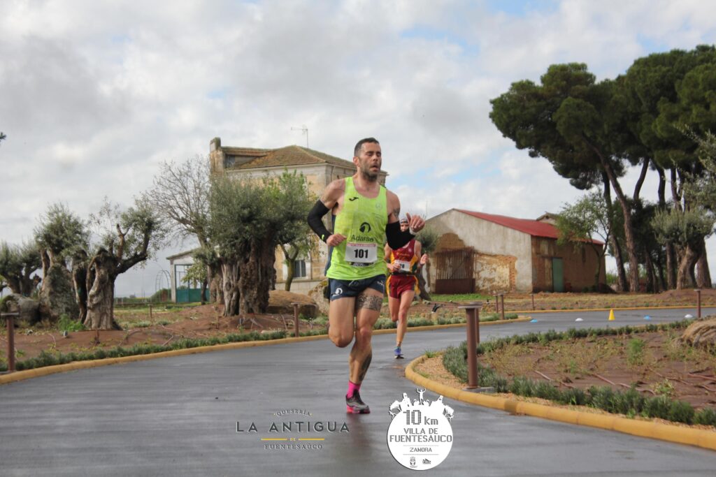 corredor en la carrera 10k villa de fuentesauco