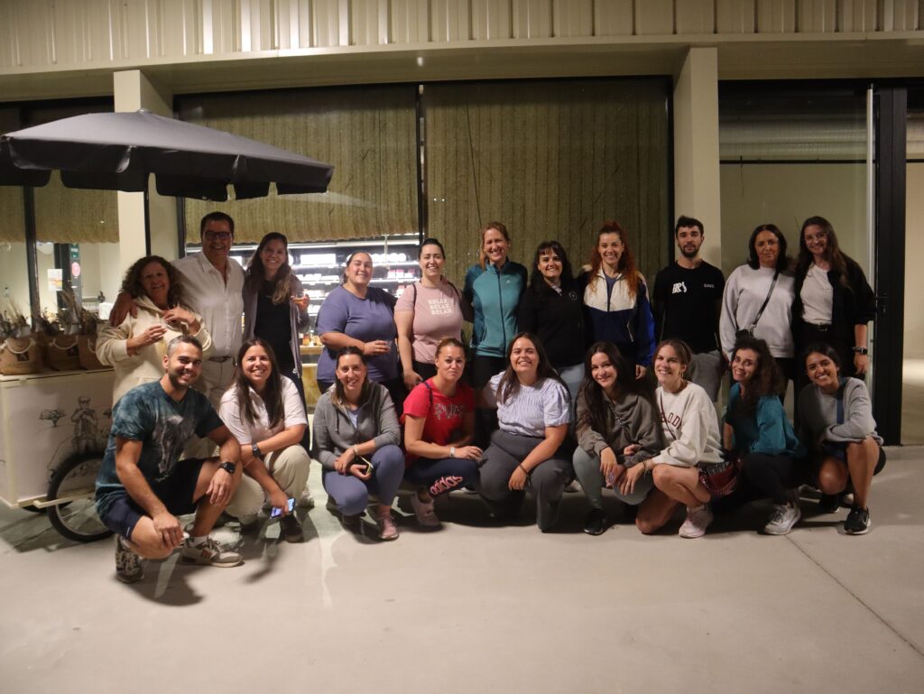 Pilates & Cheese Club en La Antigua: bienestar, sonrisas y mucho queso irresistible 4 Participantes disfrutando de una sesión de pilates en las instalaciones de Quesería La Antigua, seguida de una degustación de quesos.